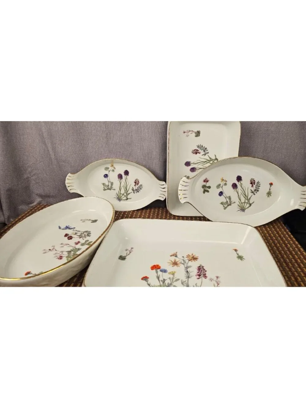 Louis Lourioux set oval